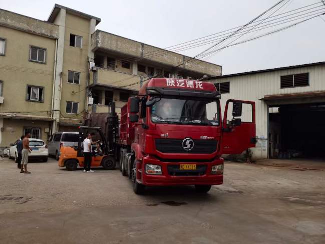 河南南陽(yáng)走起 瓷磚加工設備兩臺
